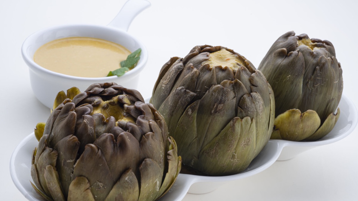 Alcachofas con vinagreta de anchoas y congrio en salsa de azafrán