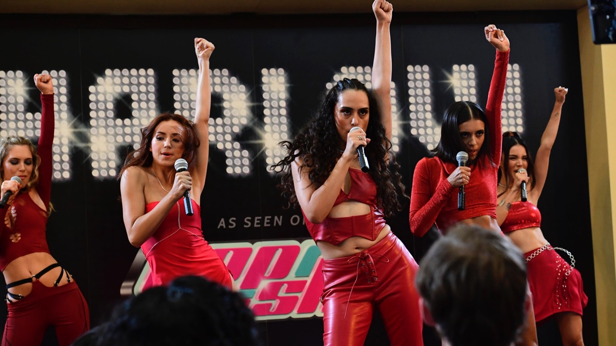 The Reinvention of Izzy James Paper Dolls (Season 1, Episode 1