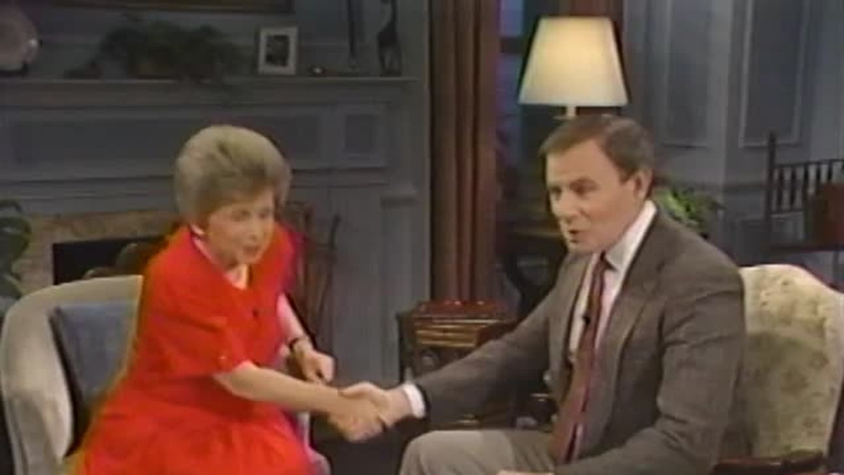 Dr. Ruth & Richard Simmons – Dr. Ruth (Season 1, Episode 6) - Apple TV (CA)