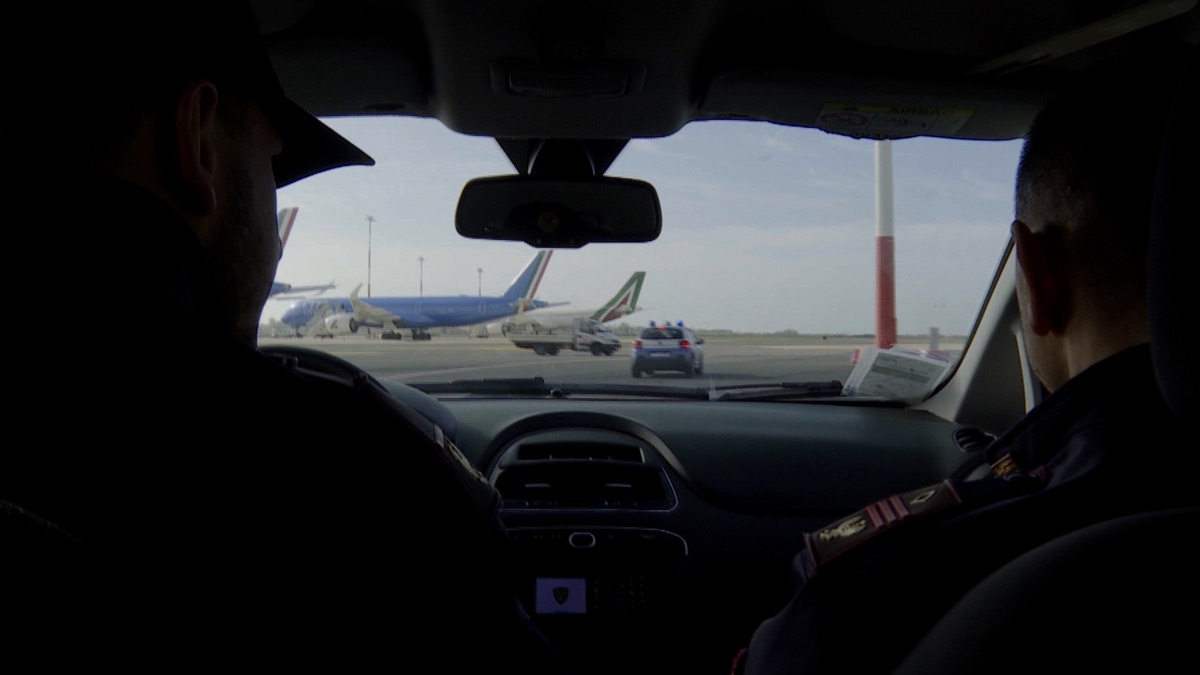 ‎Episodio 1 - Stop! Border Control: Roma Fiumicino (Stagione 1, Puntata ...