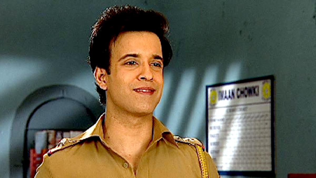 ‎Jhingur Jhakad’s Obituary - F.I.R. (Series 1, Episode 636) - Apple TV (IN)