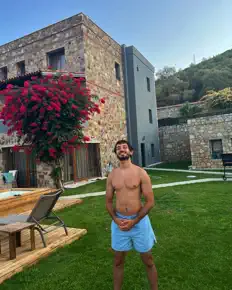 Escucha a Alpay, mira vídeos musicales, lee la biografía, consulta fechas de giras y mucho más.