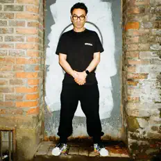 Hör dir Das SPEZIAL an, schau dir Musikvideos an, lies die Biografie, finde Tourdaten und mehr!