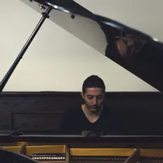 Ascolta Ramin Kousha, guarda video musicali, leggi la biografia, vedi le date del tour & altro!