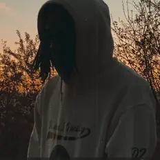 Poslechněte si interpreta Kenja, sledujte hudební videa, přečtěte si životopis, podívejte se na data turné a další informace.