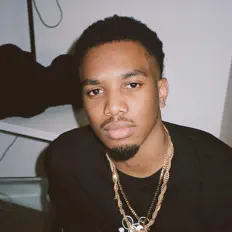 Kaje सुनें, म्यूज़िक वीडियो देखें, बायो पढ़ें, दौरे की तारीखें और बहुत कुछ देखें!