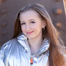 Sabine Sauvage dinle, müzik videolarını izle, biyografisini oku, tur tarihlerini ve daha fazlasını gör!