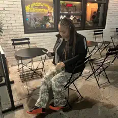 De'JaNelを聴いたり、ミュージックビデオを鑑賞したり、経歴やツアー日程などを確認したりしましょう！