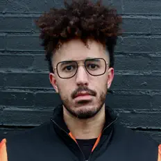 Madic을(를) 듣고, 뮤직 비디오를 보고, 약력을 읽고, 투어 일정 등을 확인하세요!