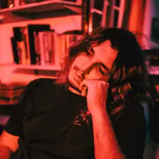 Posłuchaj wykonawcy Farbla, obejrzyj teledyski, przeczytaj biografię, zobacz daty tras koncertowych i nie tylko!