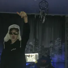 Poslechněte si interpreta accidentalius, sledujte hudební videa, přečtěte si životopis, podívejte se na data turné a další informace.