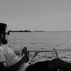 Ouve Le Adrian, vê vídeos de música, lê a biografia, vê as datas da digressão e muito mais!