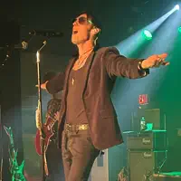 收听 undefined、观看音乐视频、阅读小传、查看巡演日期等 ！