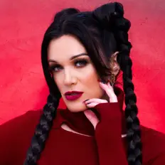 Holly Flo Lightly सुनें, म्यूज़िक वीडियो देखें, बायो पढ़ें, दौरे की तारीखें और बहुत कुछ देखें!