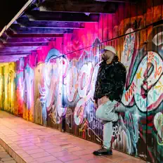 Roberto Bernalを聴いたり、ミュージックビデオを鑑賞したり、経歴やツアー日程などを確認したりしましょう！