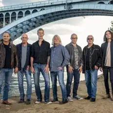 聆聽 The Clarks、觀看音樂影片、閱讀小傳、查看巡演日期等！