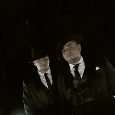 聆聽 The Z Bros、觀看音樂影片、閱讀小傳、查看巡演日期等！