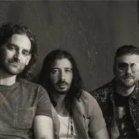 Ouve undefined, vê vídeos de música, lê a biografia, vê as datas da digressão e muito mais!