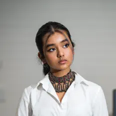 Escucha a Janaki Easwar, mira videos musicales, lee su biografía, consulta las fechas de las gira y más.