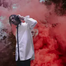 Moneycodeを聴いたり、ミュージックビデオを鑑賞したり、経歴やツアー日程などを確認したりしましょう！