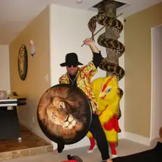 The Deaconを聴いたり、ミュージックビデオを鑑賞したり、経歴やツアー日程などを確認したりしましょう！