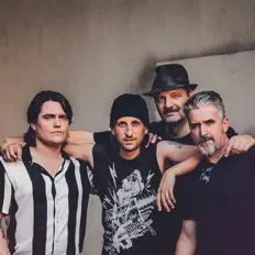 聆聽 DUKES、觀看音樂影片、閱讀小傳、查看巡演日期等！