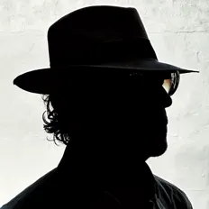 收听 Crash、观看音乐视频、阅读小传、查看巡演日期等 ！