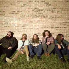 Posłuchaj wykonawcy Della Pearl, obejrzyj teledyski, przeczytaj biografię, zobacz daty tras koncertowych i nie tylko!