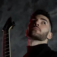 Poslechněte si interpreta undefined, sledujte hudební videa, přečtěte si životopis, podívejte se na data turné a další informace.