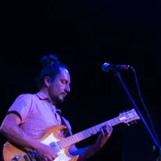 Gigante सुनें, म्यूज़िक वीडियो देखें, बायो पढ़ें, दौरे की तारीखें और बहुत कुछ देखें!