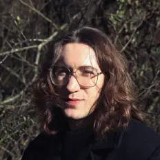 收听 Marlow Shields、观看音乐视频、阅读小传、查看巡演日期等 ！