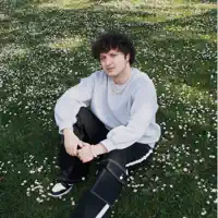 Luister naar undefined, bekijk muziekvideo's, lees de bio, bekijk de tourdata, en meer!