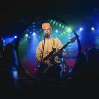 收听 undefined、观看音乐视频、阅读小传、查看巡演日期等 ！