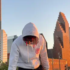 聆聽 ThatBoyForeign、觀看音樂影片、閱讀小傳、查看巡演日期等！