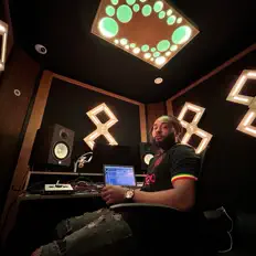 Poslechněte si interpreta Baz, sledujte hudební videa, přečtěte si životopis, podívejte se na data turné a další informace.