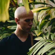 聆聽 Guy James、觀看音樂影片、閱讀小傳、查看巡演日期等！