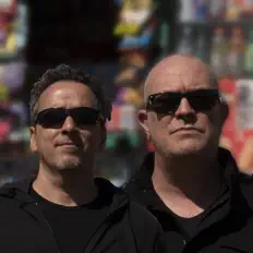 Poslechněte si interpreta Bright Shining Lights, sledujte hudební videa, přečtěte si životopis, podívejte se na data turné a další informace.