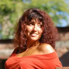 Dengarkan MARINITA, tonton video musik, baca bio, lihat tanggal tur & lainnya!