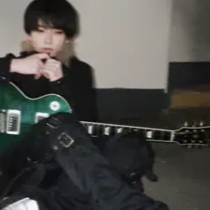 聆聽 Broken Kangaroo、觀看音樂影片、閱讀小傳、查看巡演日期等！
