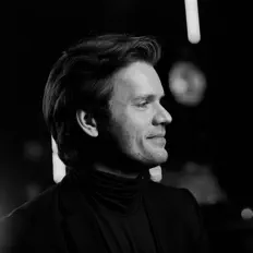 收听 Uris、观看音乐视频、阅读小传、查看巡演日期等 ！