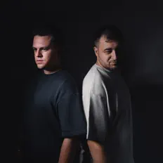 Hör dir Visual Impact an, schau dir Musikvideos an, lies die Biografie, finde Tourdaten und mehr!