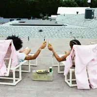 聆聽 undefined、觀看音樂影片、閱讀小傳、查看巡演日期等！