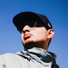 Lil Flores LV सुनें, म्यूज़िक वीडियो देखें, बायो पढ़ें, दौरे की तारीखें और बहुत कुछ देखें!