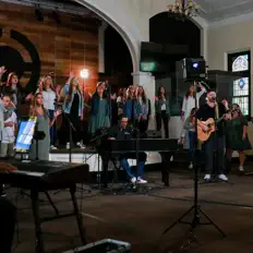 聆聽 Champion Worship、觀看音樂影片、閱讀小傳、查看巡演日期等！