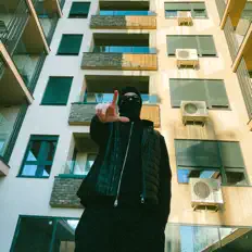 Poslechněte si interpreta Ejs, sledujte hudební videa, přečtěte si životopis, podívejte se na data turné a další informace.