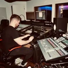 Posłuchaj wykonawcy 808Vybz, obejrzyj teledyski, przeczytaj biografię, zobacz daty tras koncertowych i nie tylko!