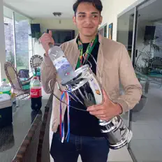 聆聽 APONTEUS、觀看音樂影片、閱讀小傳、查看巡演日期等！