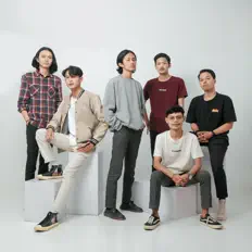 Dengarkan Ronaswara, tonton video musik, baca bio, lihat tanggal tur & lainnya!