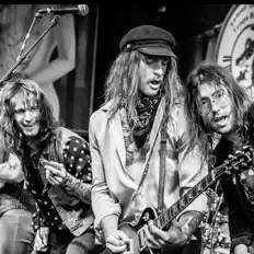 收听 Loose Lips、观看音乐视频、阅读小传、查看巡演日期等 ！