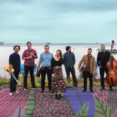 收听 The Speakeasies' Swing Band!、观看音乐视频、阅读小传、查看巡演日期等 ！